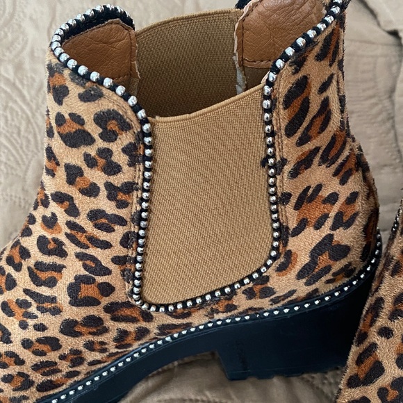 Tinstree Chelsea Stylish Leopard Print Ankle Booties - Picture 4 of 10
